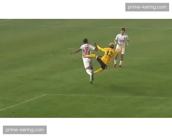 丁海峰飞踹动作遭直红 西海岸后卫非理性犯规埋隐患